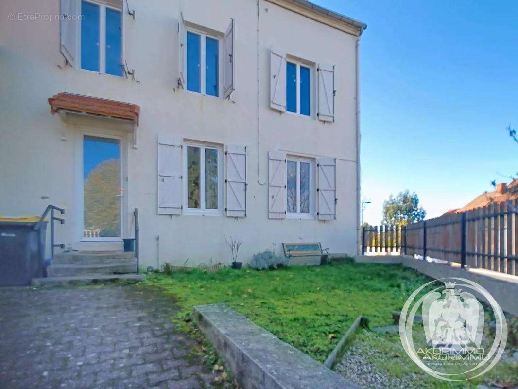 Maison à CREUZIER-LE-VIEUX