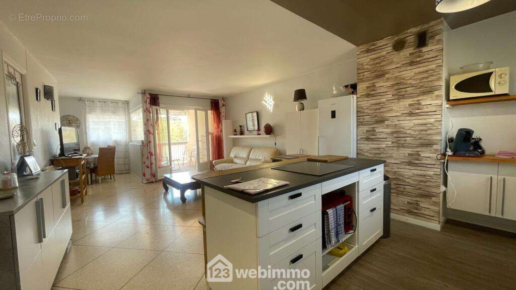 Cuisine ouverte, moderne et fonctionnelle, parfaitement intégrée à l'espace de vie. - Appartement à SAINTE-MAXIME