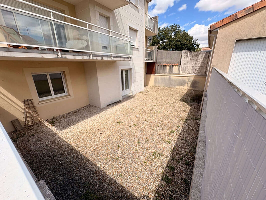 Buxerolles - bel appartement  2 pièce(s) 54 m2 - jardinet - parking privatif. - photo 15