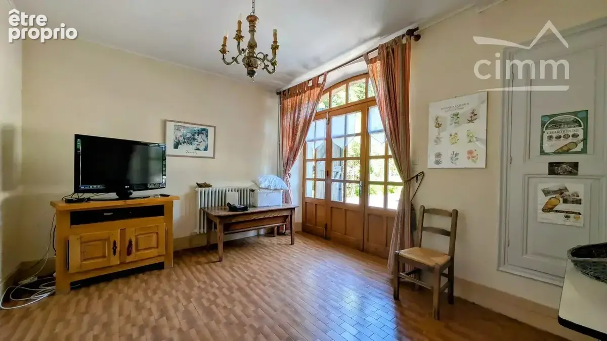 Maison de caractère en pierre avec grange attenante et fort potentiel – 427 m² au total - photo 7