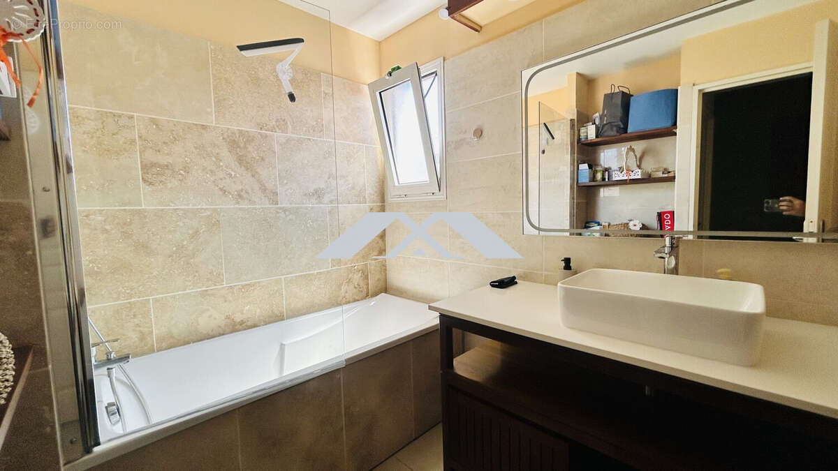 SALLE DE BAINS - Appartement à LA POSSESSION