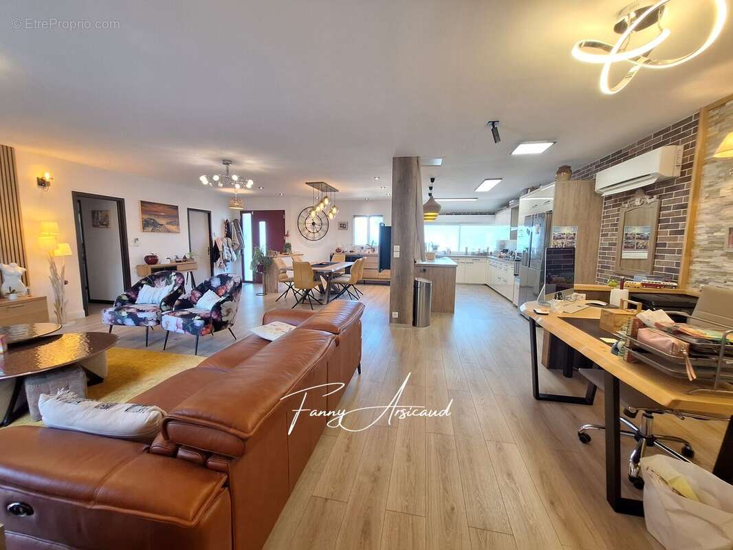 Maison à CHAMPAGNE-LES-MARAIS