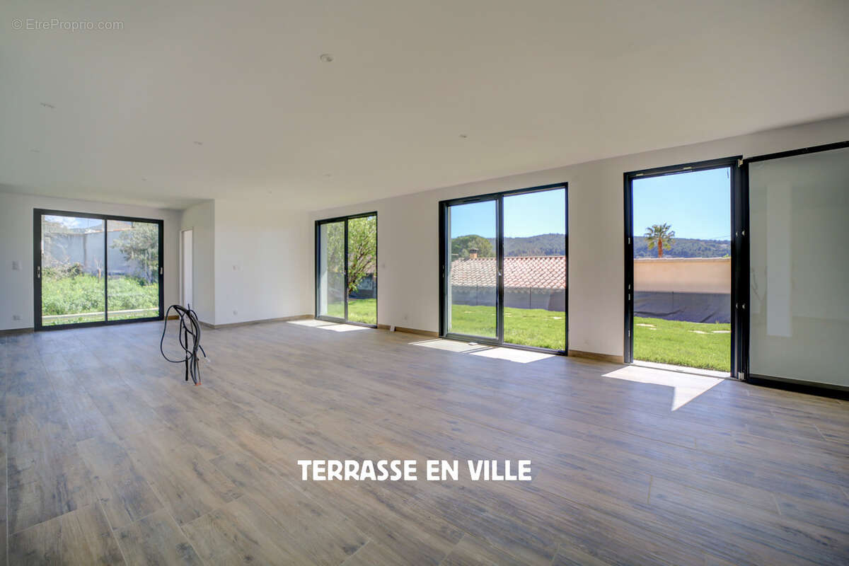 Maison à CEYRESTE