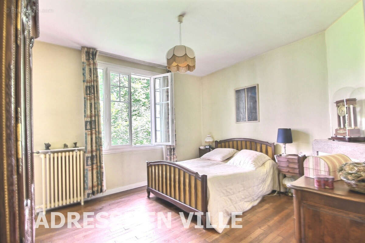 Belle Meulière de 8 pièces avec sous-sol et jardin - photo 11
