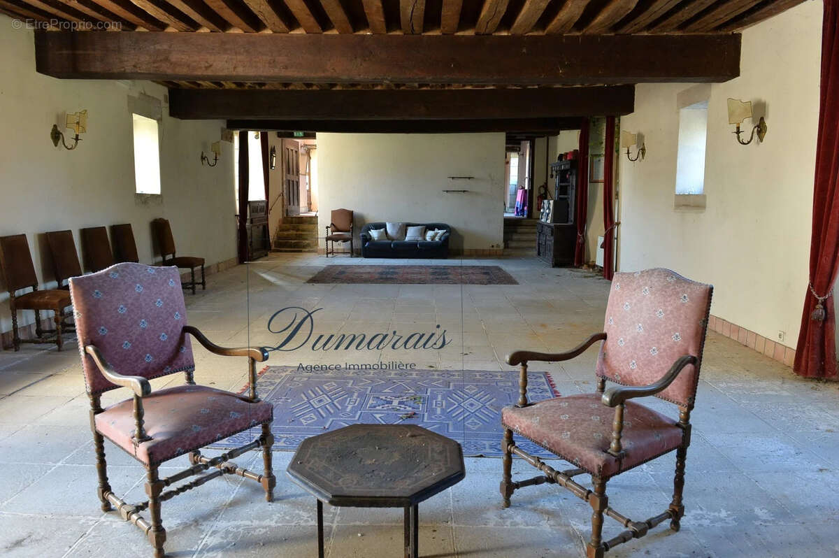 Maison à DOUAINS