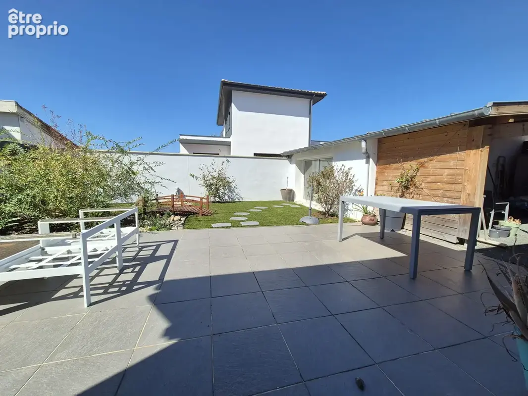 Maison familiale avec jardin, atelier et stationnement - photo 9