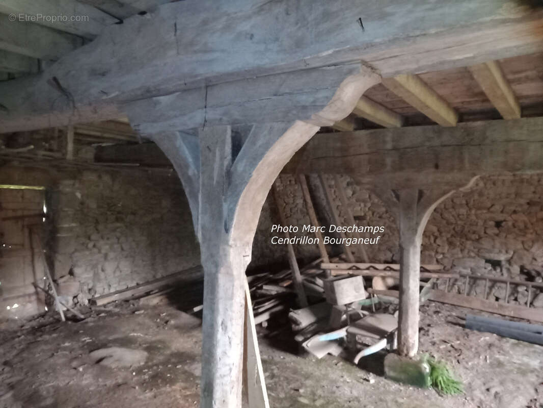 Pour les amateurs d'histoire :  maison datée 1694 et grange, à rénover complètement, gros potentiel, avec 5561 - photo 14