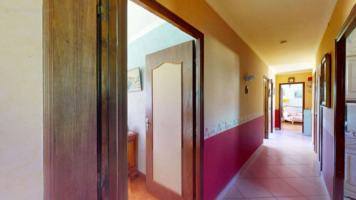 Montfaucon - Maison de 6 pièces - 147 m2 avec sous-sol complet - photo 6