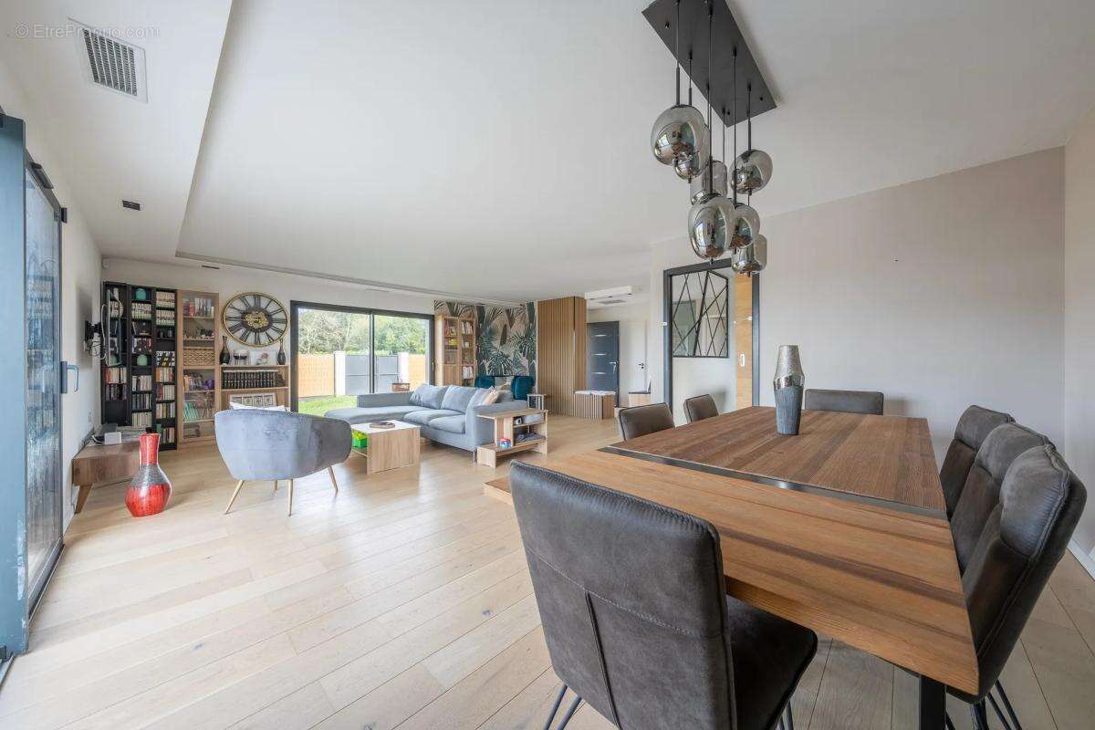 Maison à AMBARES-ET-LAGRAVE