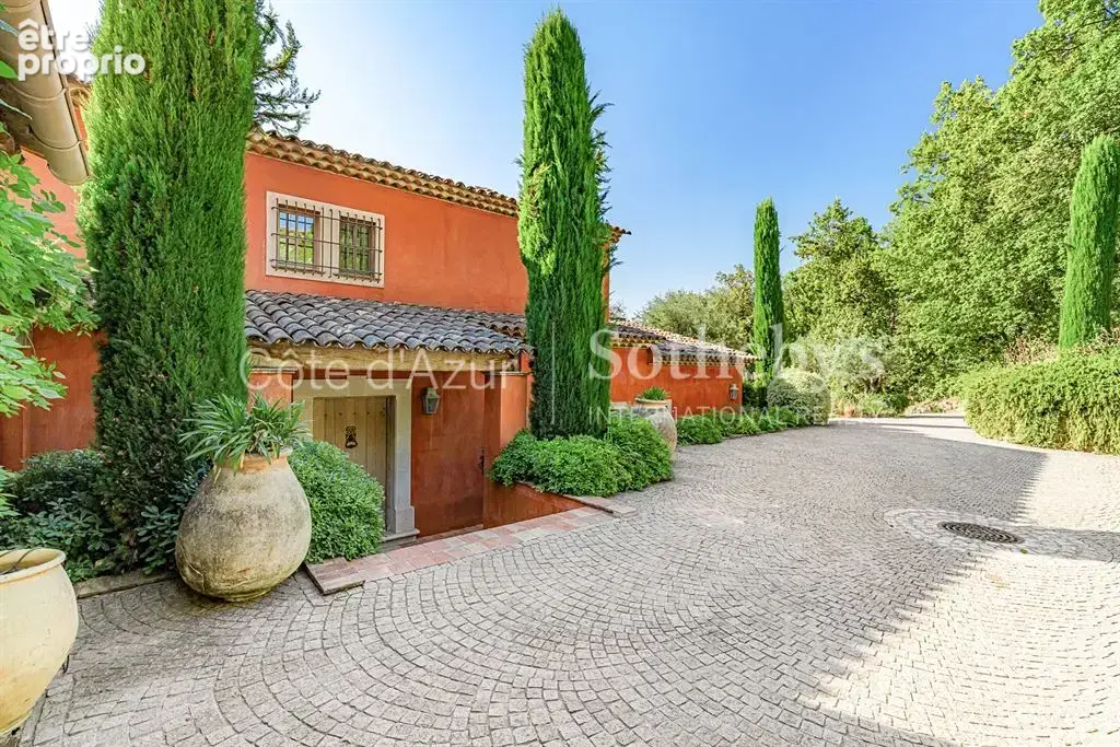 Vence bastide néo provençale avec vue mer, piscine chauffée et jardin paysager de 4 300 m² - photo 5