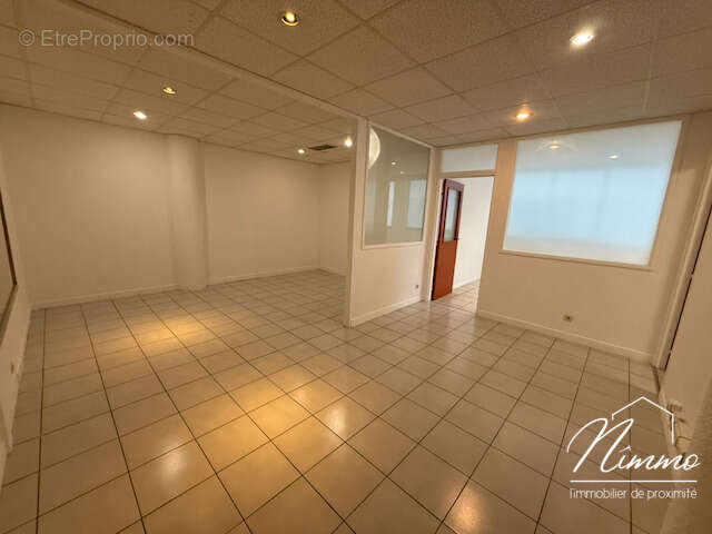 Nîmes / ville active   local commercial pôle santé valmédica - photo 3