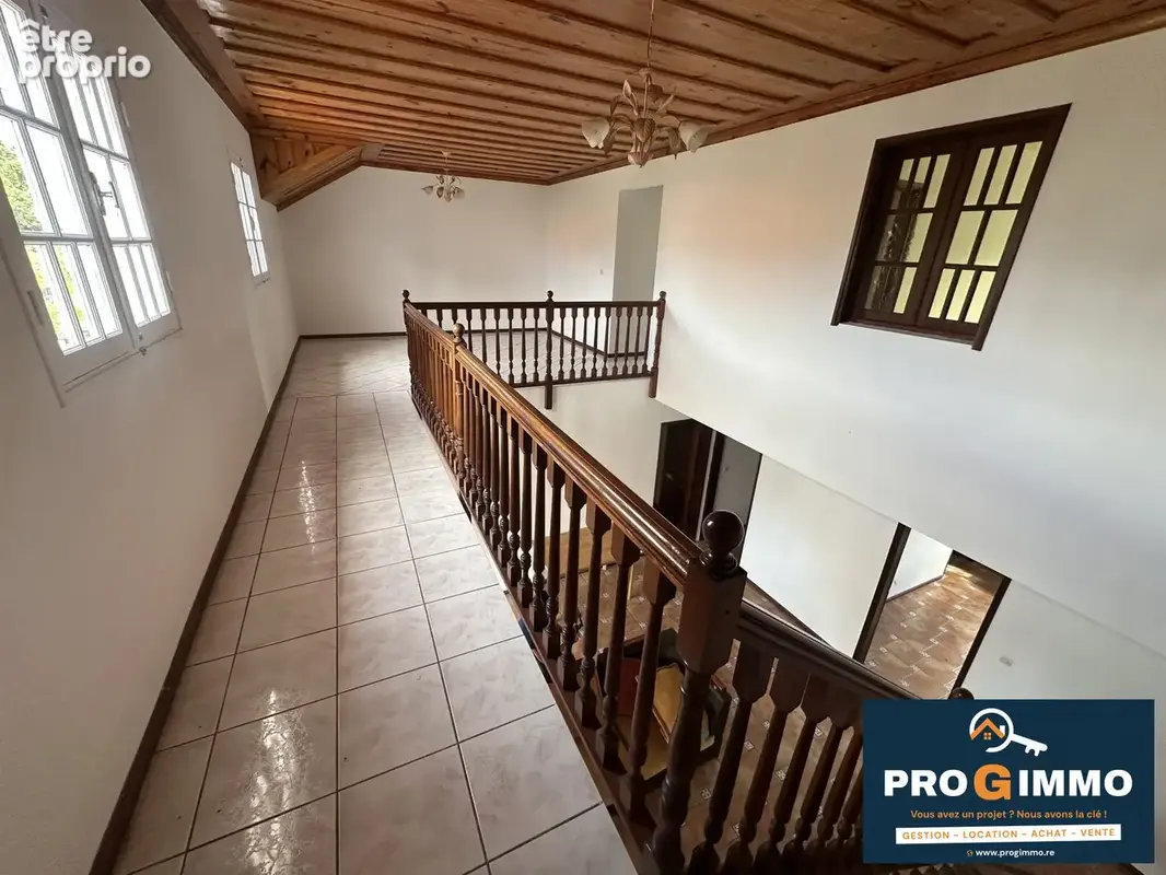 Maison 135 m² à Saint-Benoit  - photo 2