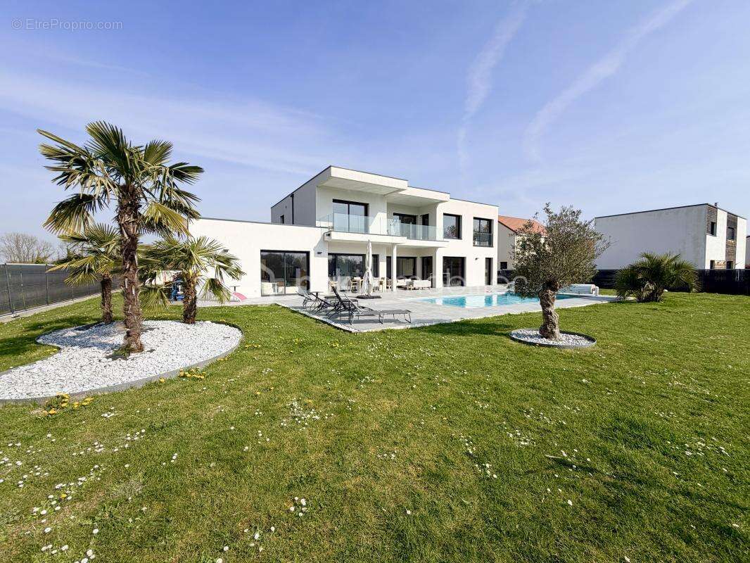 Maison à LA CHAPELLE-SAINT-LUC