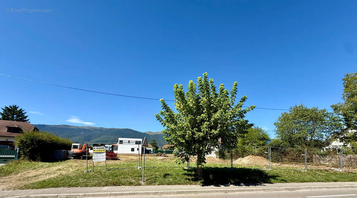 Terrain à SAINT-GENIS-POUILLY