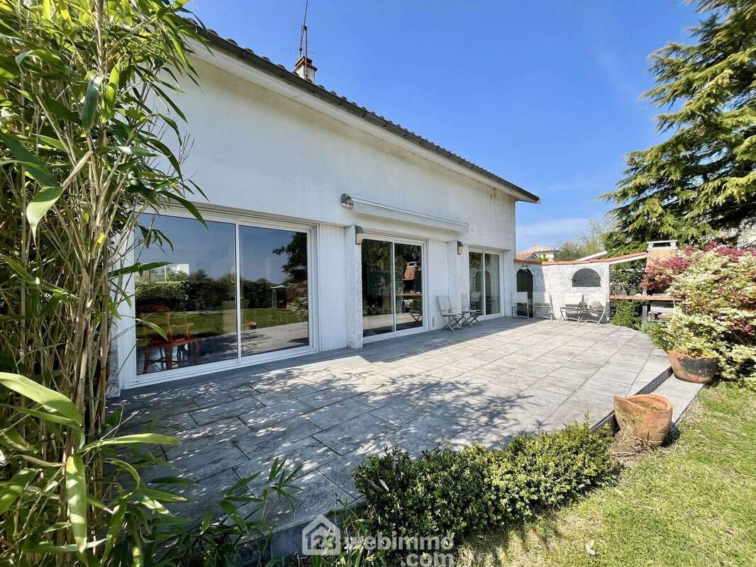 Maison 137 m² à Saint-Medard-En-Jalles  - photo 4