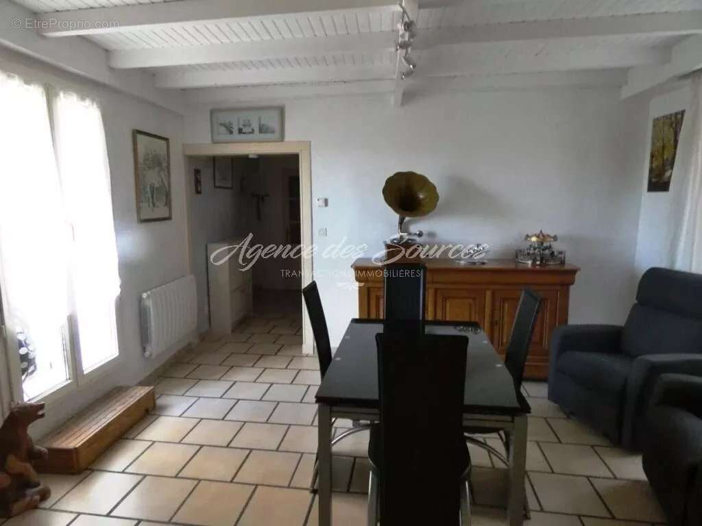 Appartement à VARAGES