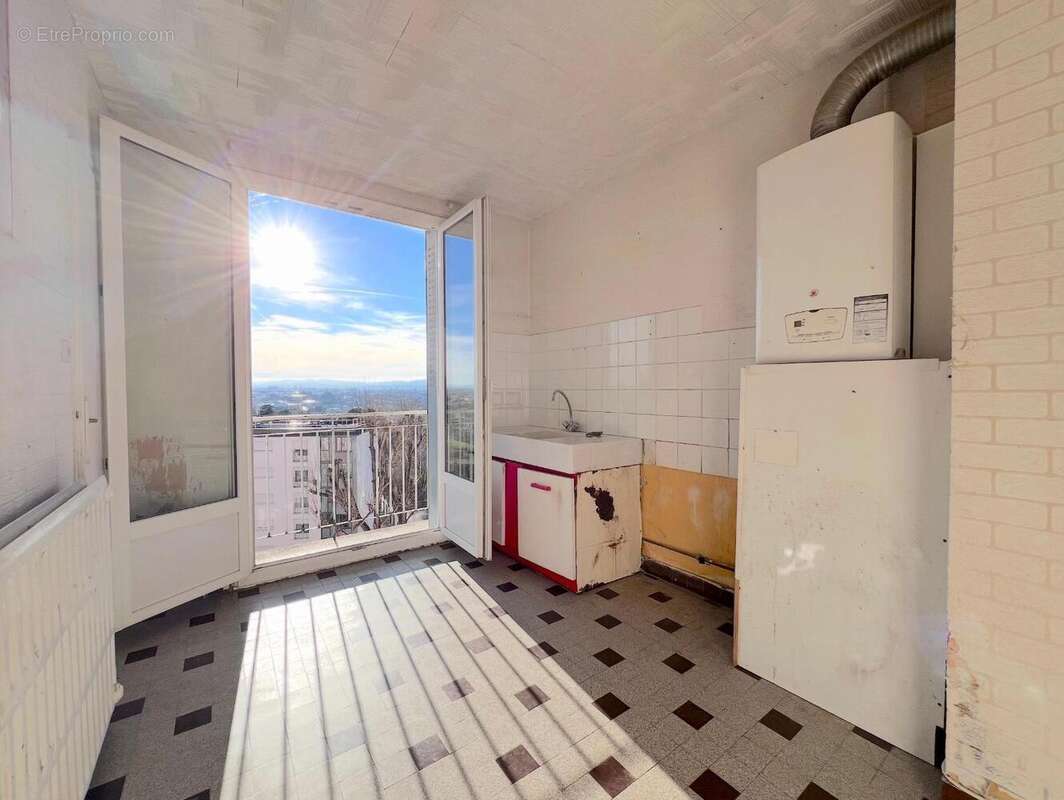 Appartement 56 m² à Decines-Charpieu  - photo 2