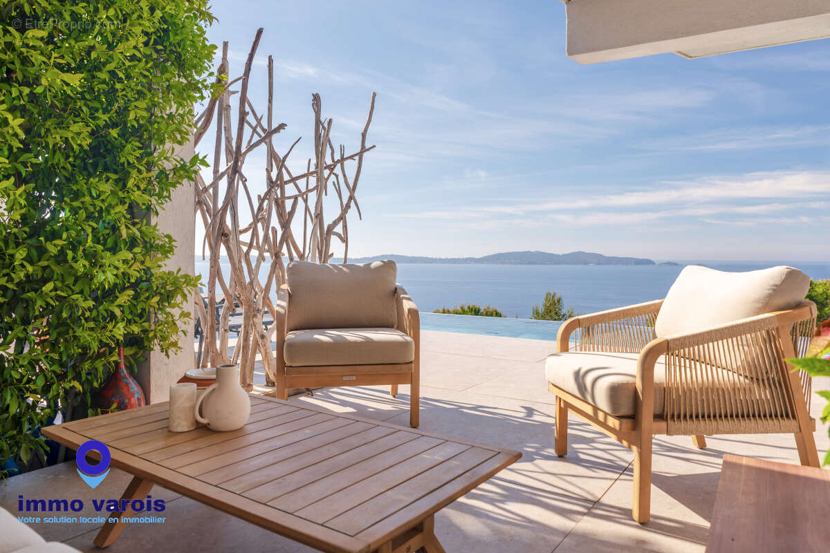 Carqueiranne vue mer panoramique, villa contemporaine 180 m2, 4 chambres, piscine chauffée, terrain 1 000 m2 - photo 10