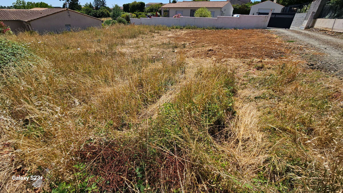 Terrain à CHAMPDENIERS-SAINT-DENIS