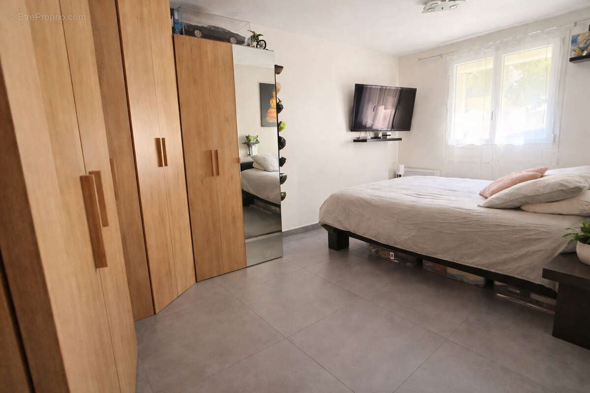 Maison à SAINT-MITRE-LES-REMPARTS