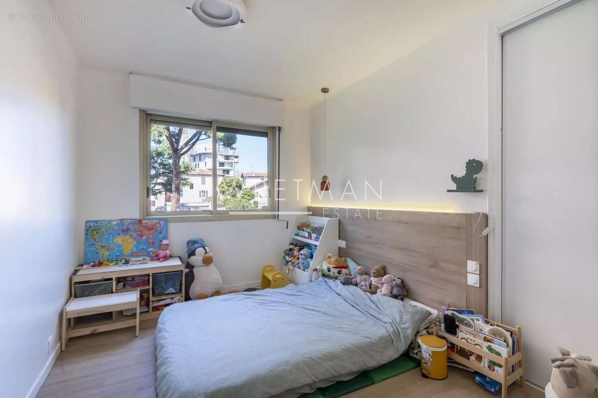 Appartement à SAINT-LAURENT-DU-VAR