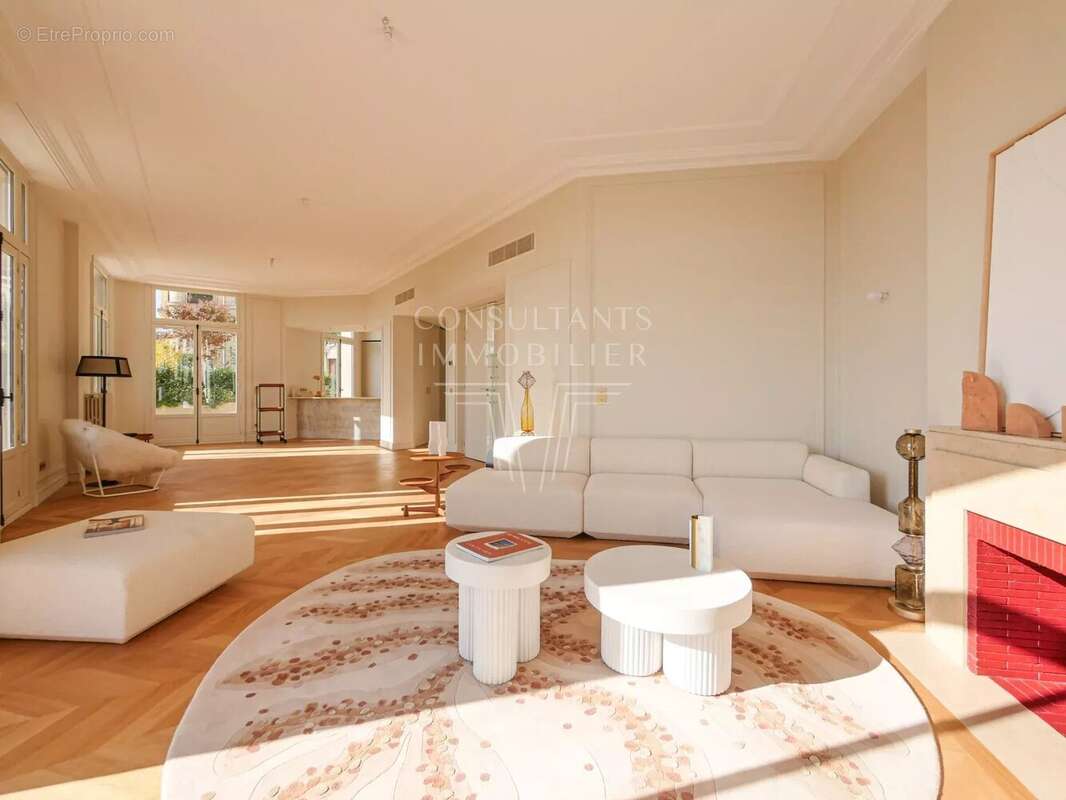 Appartement à PARIS-16E