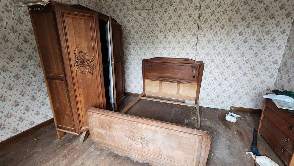 EXCLUSIVITÉ PARDIES PIETAT, Maison à rénover sur 1454 m² de terrain avec garage et deux ateliers - photo 2