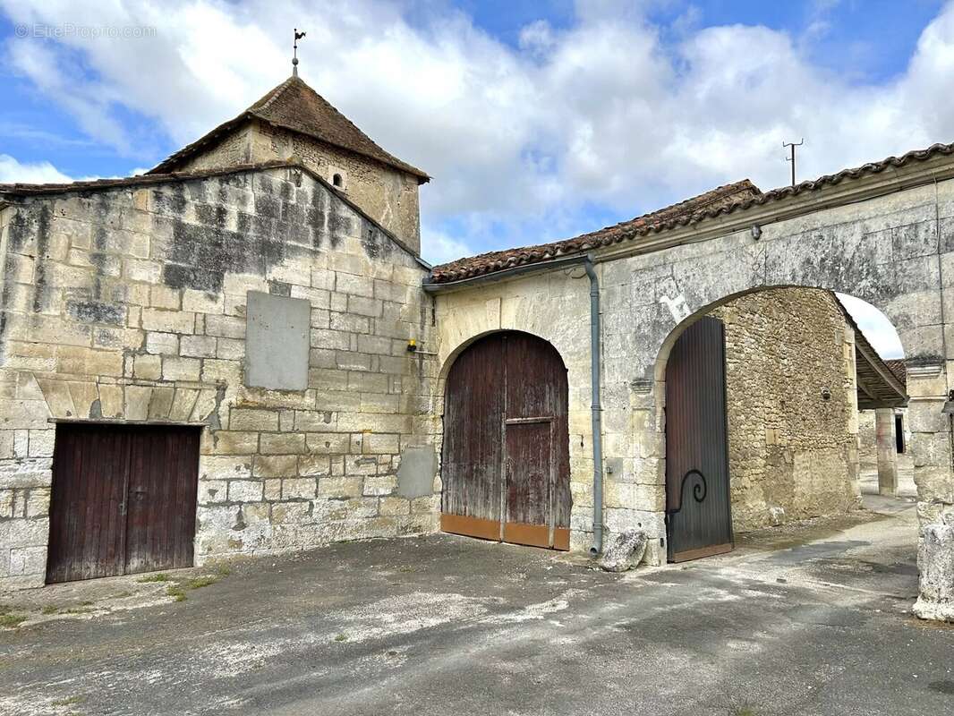 Maison à VILLEBOIS-LAVALETTE