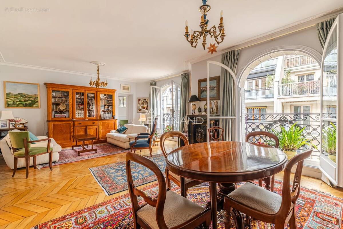 Appartement à PARIS-16E