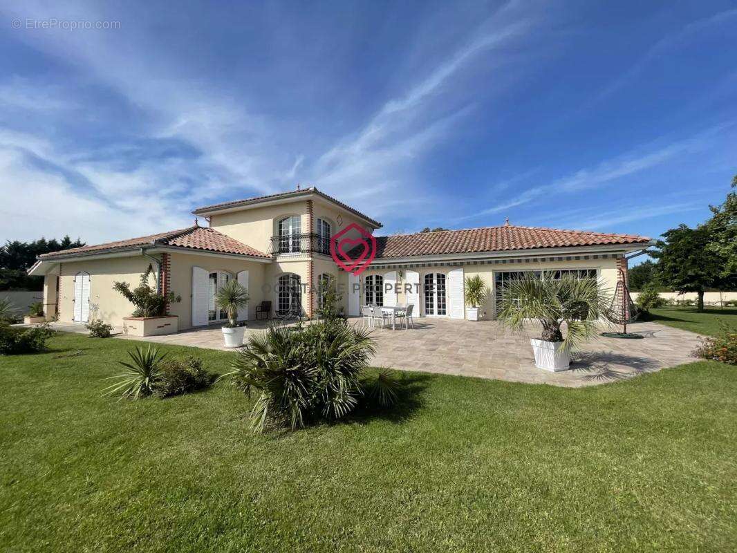 Maison à VILLENEUVE-DU-PAREAGE