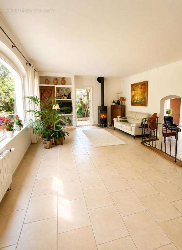 Vence – Élégante propriété de 210 m² avec piscine, jardin paysager et potentiel de 5 chambres - photo 6