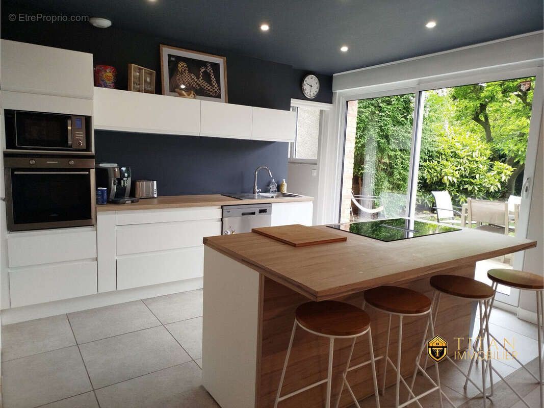 Maison familiale 115 m²  4 chambres  Centre Ville Nieppe  Garage + jardin TITAN-IMMOBILIER - Maison à NIEPPE