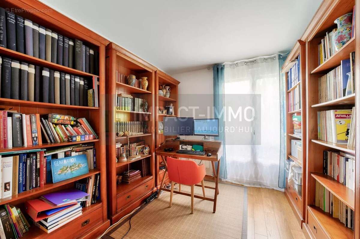 Appartement à COURBEVOIE