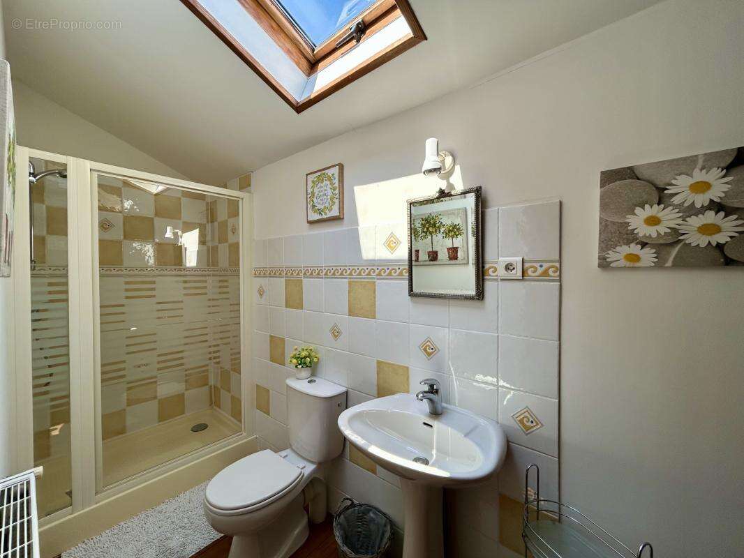Élégante Demeure de Caractère avec Jardin et Dépendances - photo 14