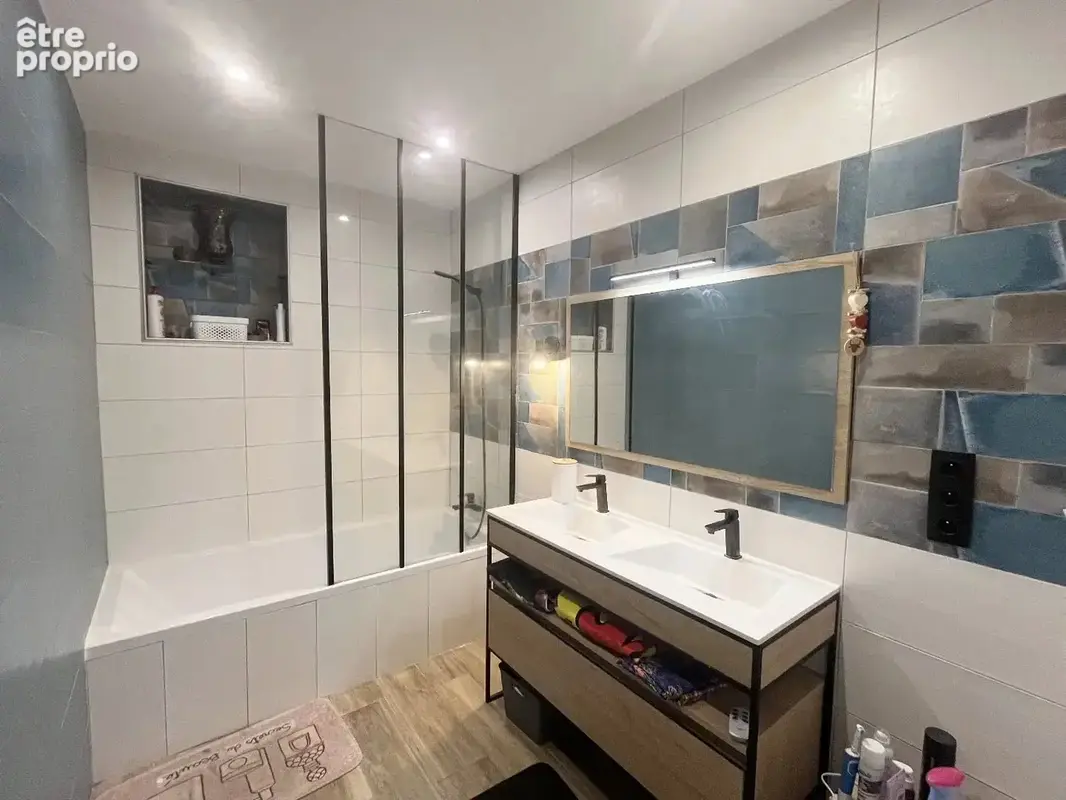 Hors lotissement, avec vue dégagée, villa plain pied, 3 chambres, 2 sanitaires, piscine, garage et dépendance - photo 6