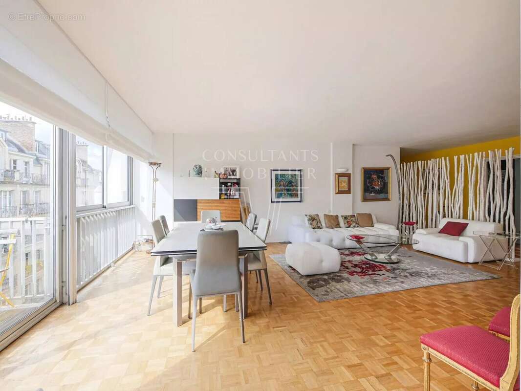 Appartement à PARIS-16E