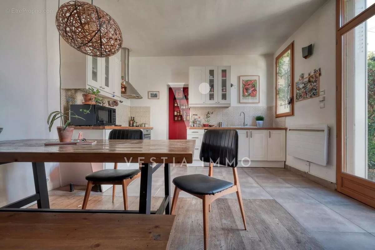 Maison atypique rénovée – 108 m² au sol – 4 chambres – cour privée - photo 3