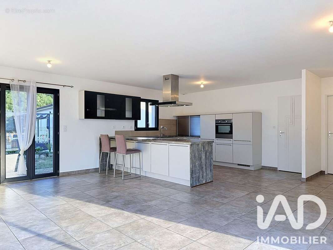 Maison 106 m² à Bussac-Foret  - photo 4