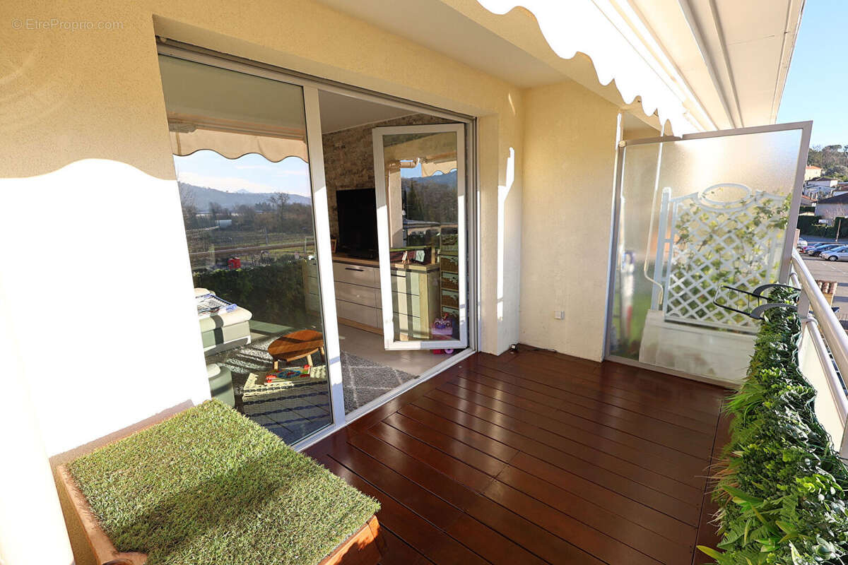 Appartement à LA ROQUETTE-SUR-SIAGNE