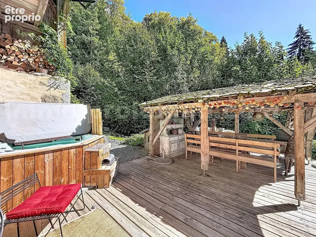 Appartement_T7_Araches_la_frasse_les_carroz_terrasse_balcon_belle_superficie_proche_prox_frontière_Suisse_direction_GENEVE_autoroutes_investissement_locatif_vente_vue_séjour_cuisine_ouverte_calme_nature