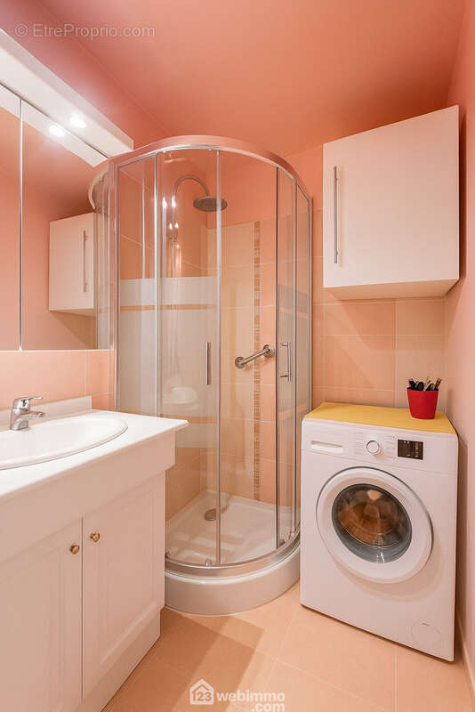 Salle d?eau fonctionnelle avec cabine de douche et rangements - Appartement à SAINTE-MAXIME