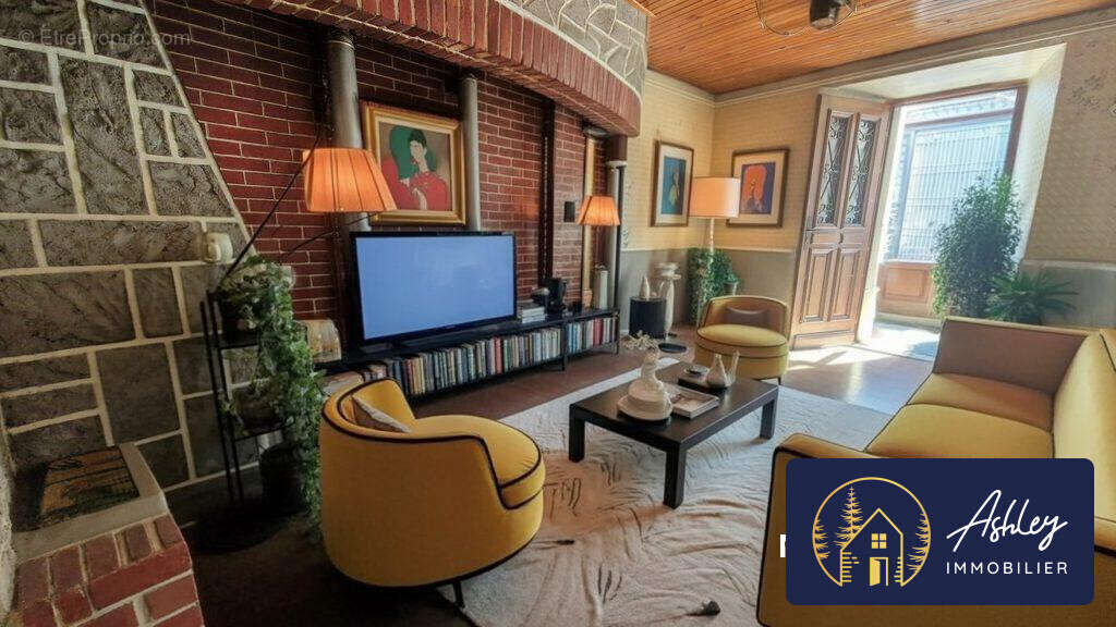 Maison 5 pièces APCHON - Maison à APCHON