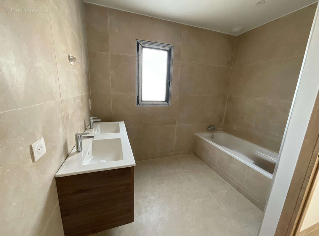 Maison à LE PUY-SAINTE-REPARADE