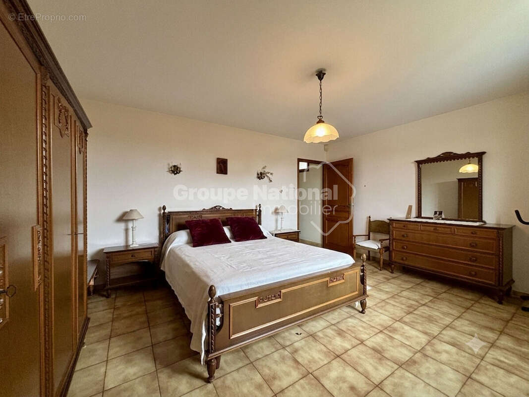 Villa Saint Just  3 chambres , piscine , sous sol amenageable , hangar 125m² - photo 13