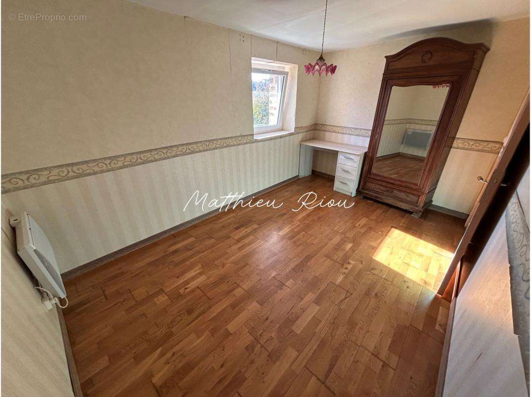 Maison à SAINT-ETIENNE-DE-FURSAC