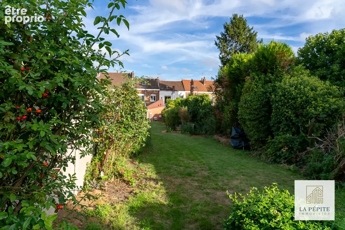 Maison de ville de caractère de 149 m2  Rénovation de qualité, cachet de l’ancien, jardin et garages - photo 26