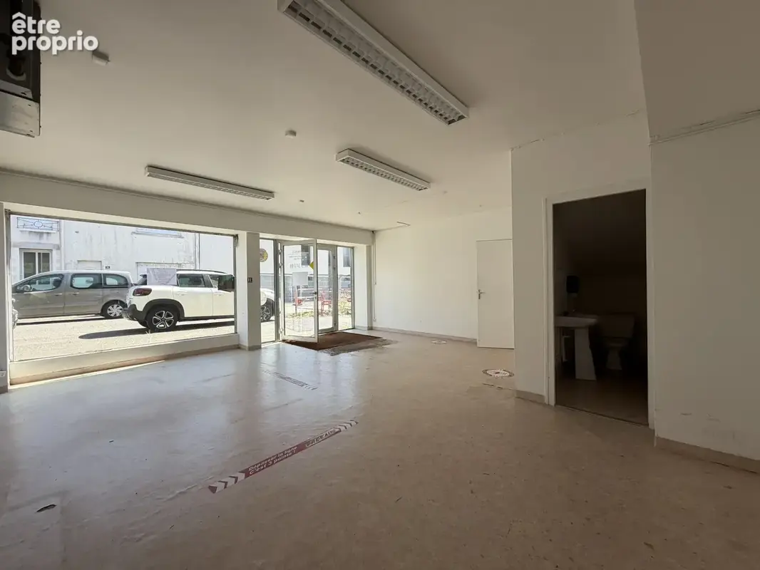 AIZENAY plein centre-ville, local commercial + appartement loué - photo 6