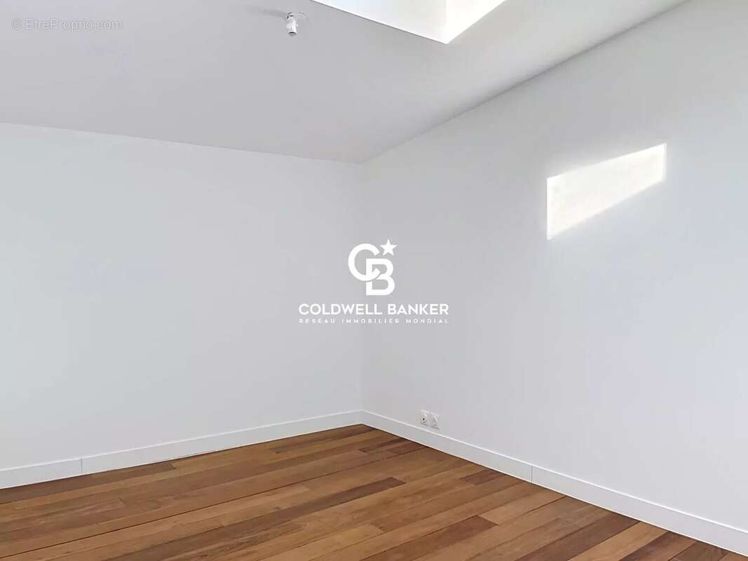 À deux pas du Vieux-Port, un appartement rénové aux volumes généreux - photo 8