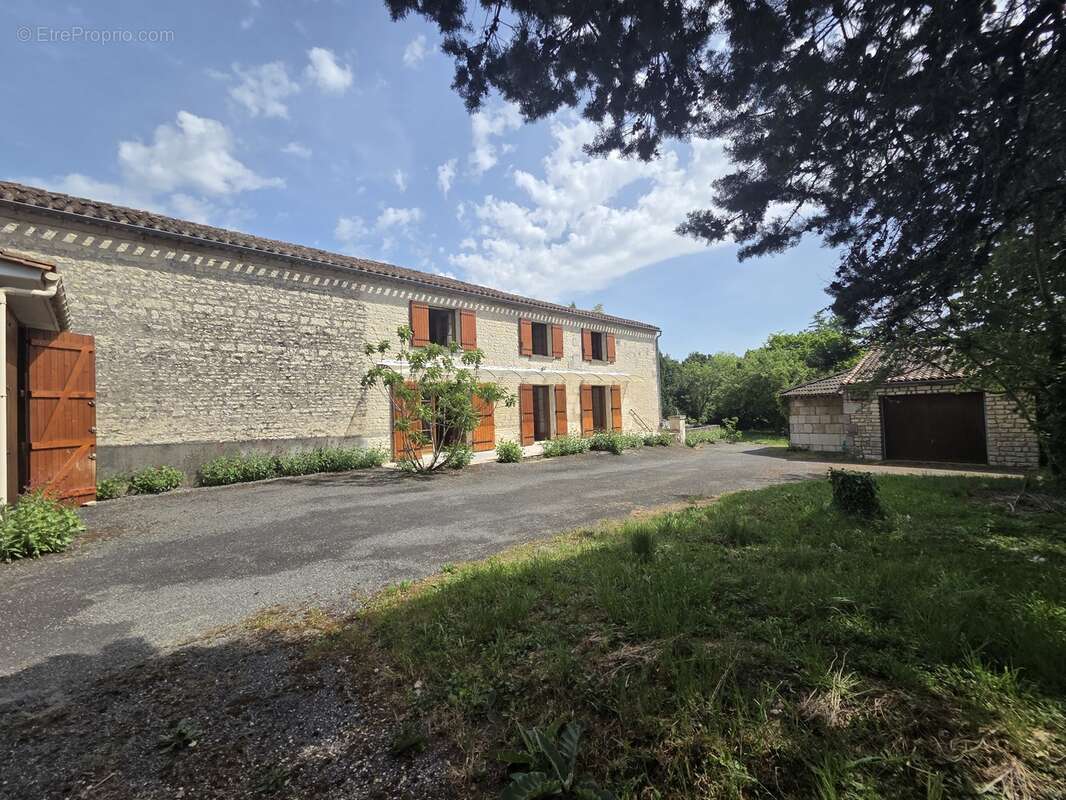 Maison à HIERSAC