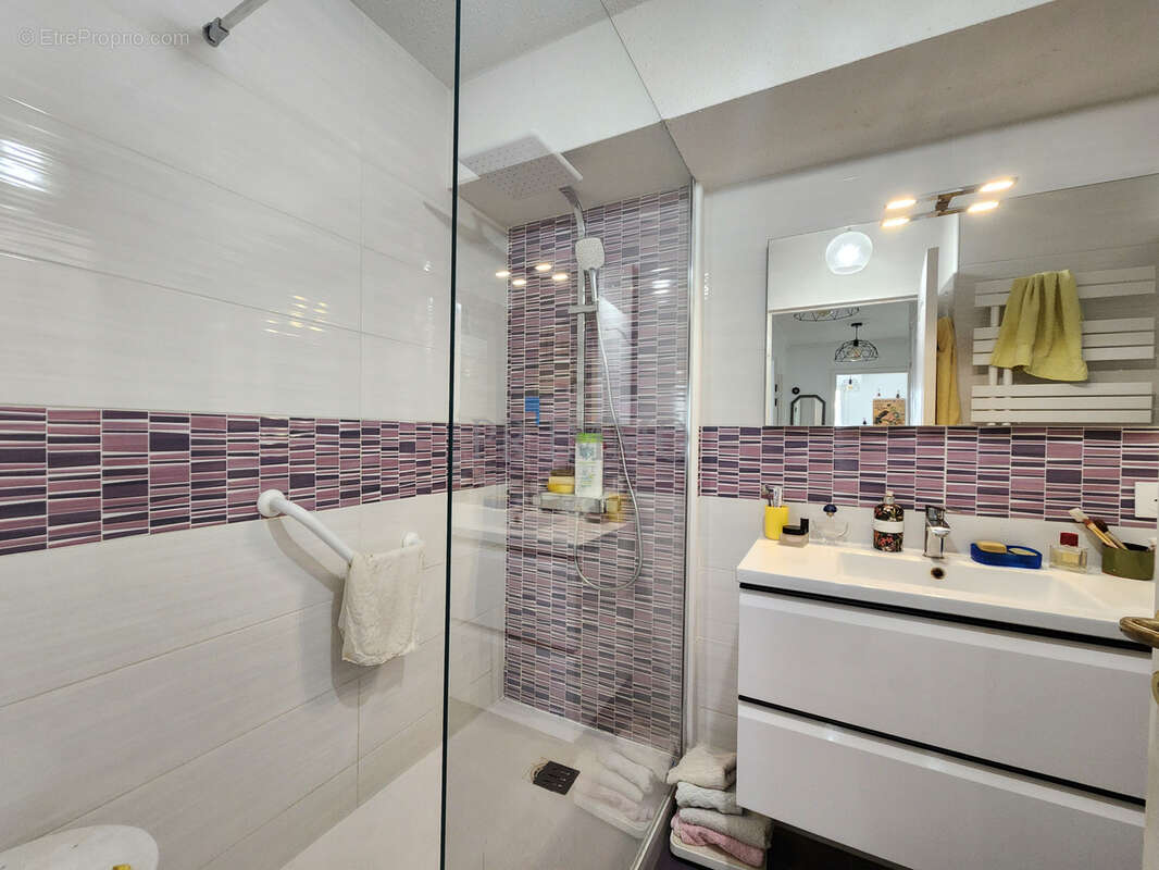 St raphael centre ville - t2 54m2 + garage et cave - photo 8